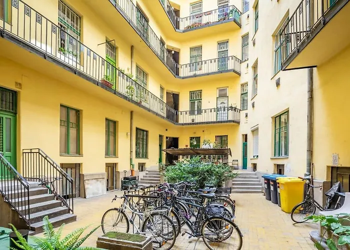 Cozy *top* Location * بودابست